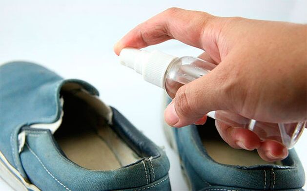 During the fungus treatment, it is necessary to treat the shoes with a special solution. 