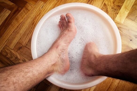 Treatment of toenail fungus with soda baths