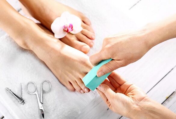 stages of treating toenail fungus