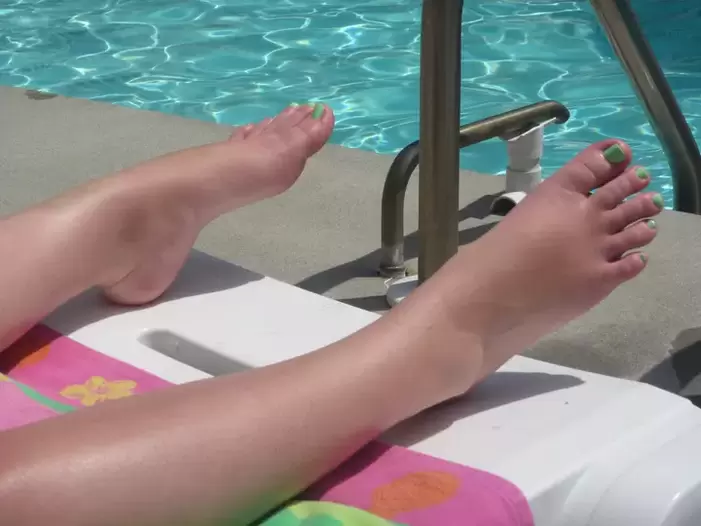 fungus -free feet by the pool